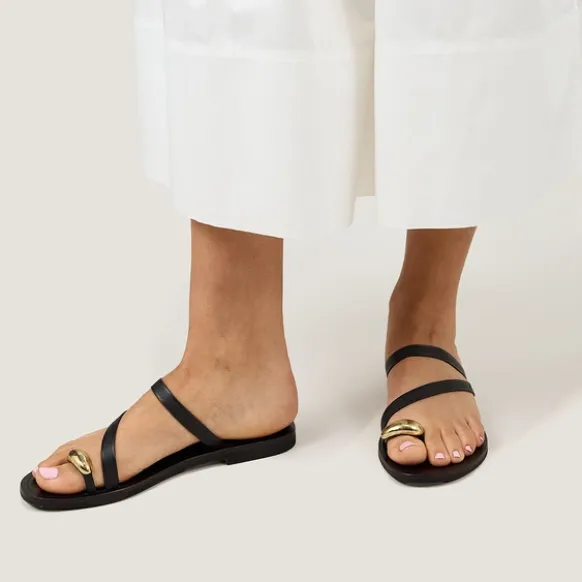 Nu-pieds à brides fines et détails doré...