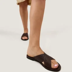 Nu-pieds à brides larges entrecroisées...