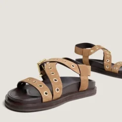 Sandales à brides et œillets