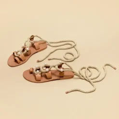 Sandales à brides, perles et lanières tressées