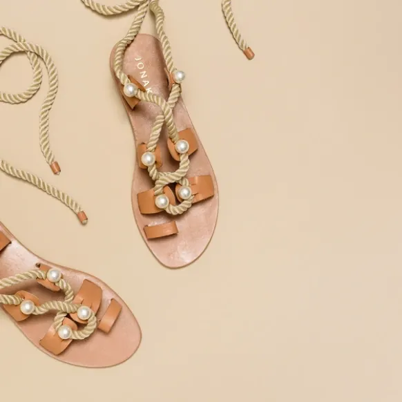 Sandales à brides, perles et lanières tressées