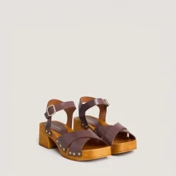 Sandales à clous et à brides croisées