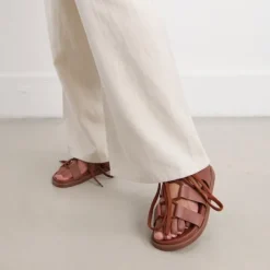 Sandales à multiples brides et lacets
