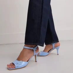Sandales à talons et fleurs