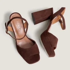 Sandales à talons hauts et bouts ouverts…