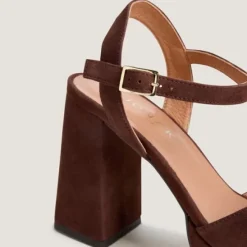 Sandales à talons hauts et bouts ouverts…