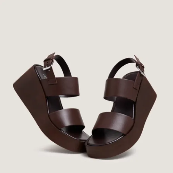 Sandales compensées à brides larges